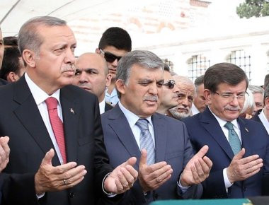 Α.Νταβούτογλου και Α.Γκιουλ υπόγεια μάχονται να κερδίσει το «ΟΧΙ» στο τουρκικό δημοφήφισμα